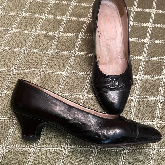 Authentic rare Chanel black leather pumps. Size 8 - Picture 4 of 8